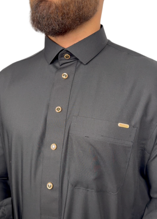 Saudi Qamis – Schwarz – Eleganter Qamis mit goldenen Akzenten – Klassische Passform